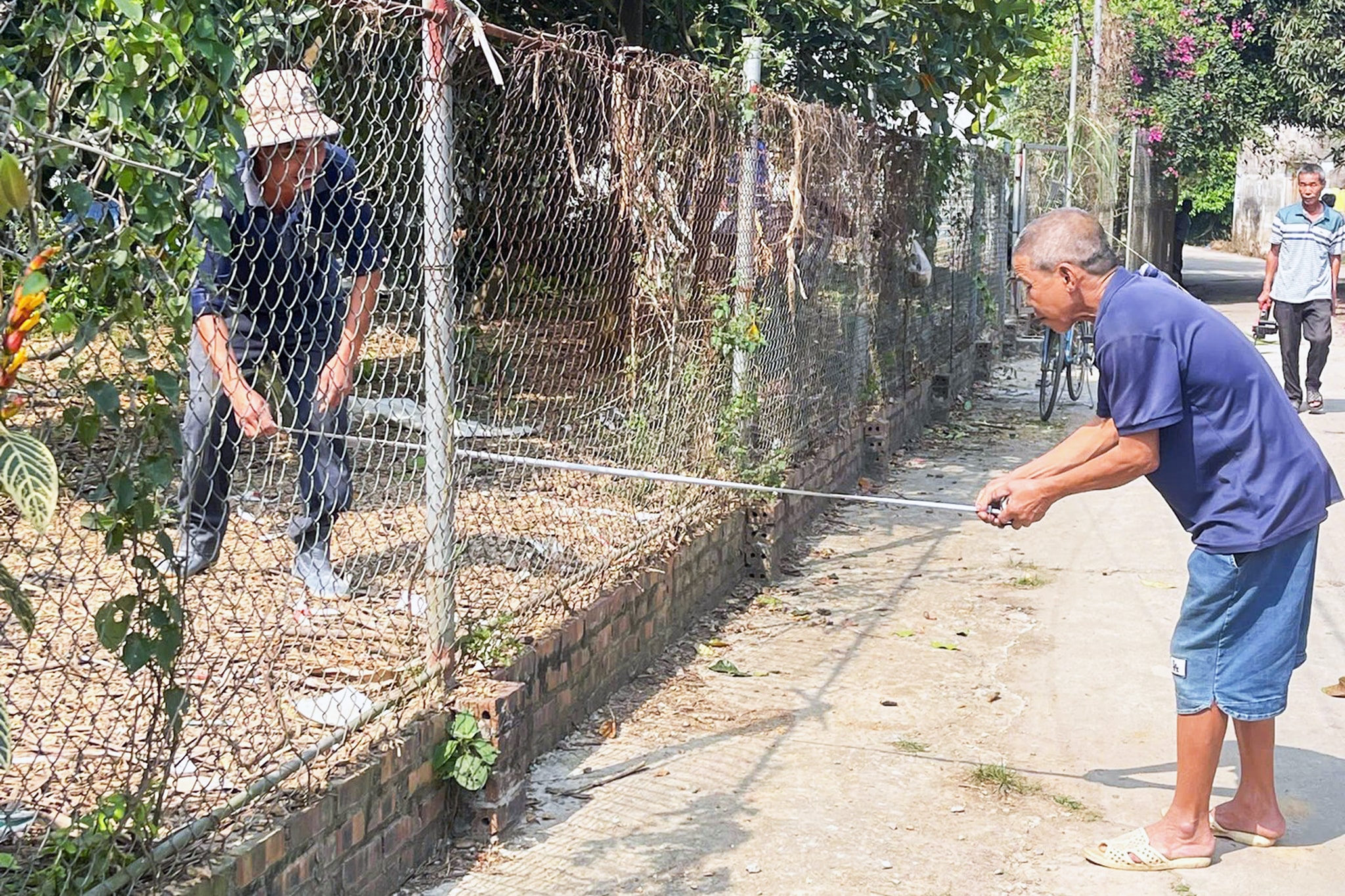 xom-doai-chung-suc-hien-dat-mo-rong-duong-lang