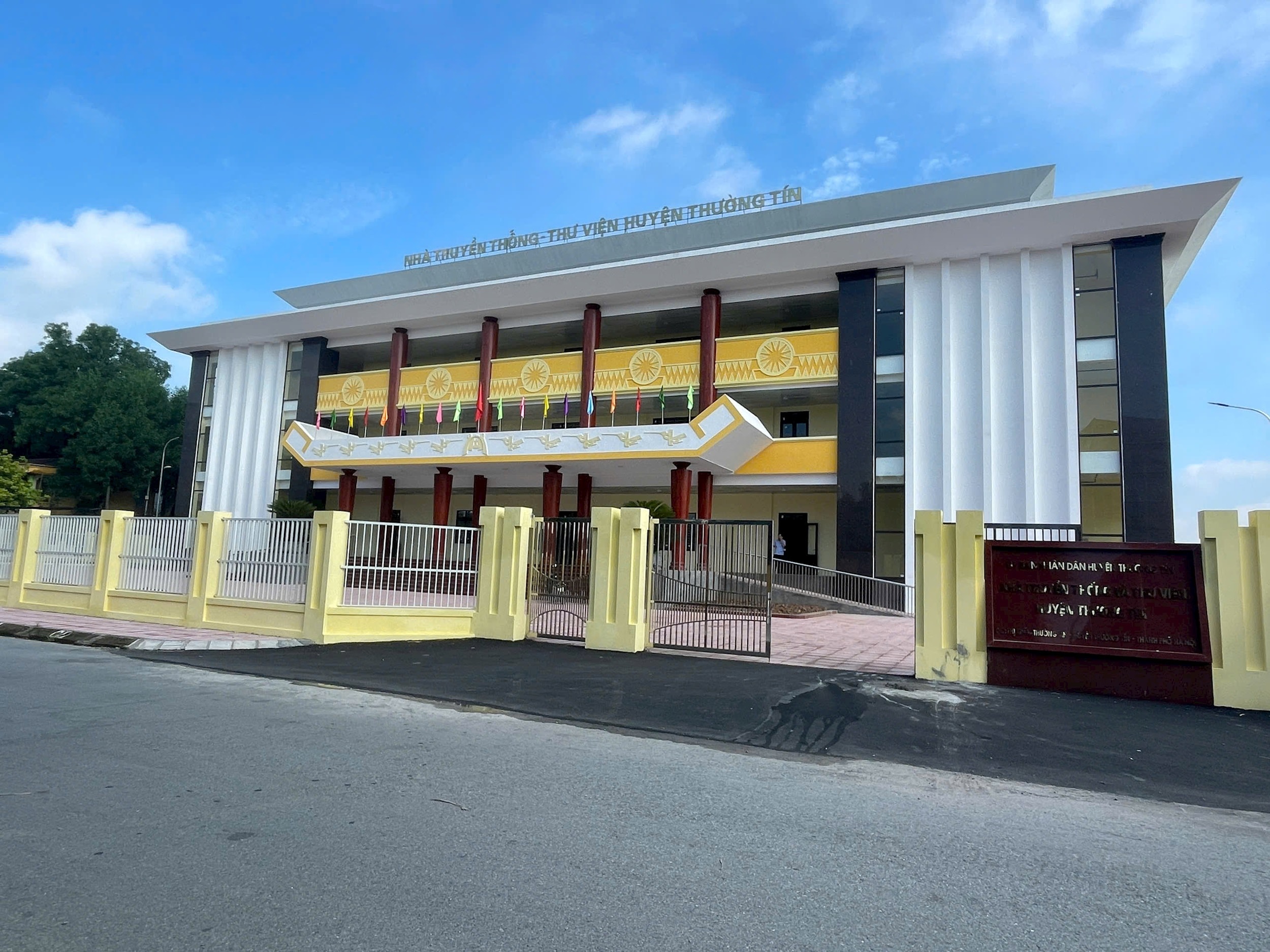 nha-truyen-thong-thu-vien-xa-thuong-tin-thap-sang-phong-trao-van-hoa-doc-tai-co-so