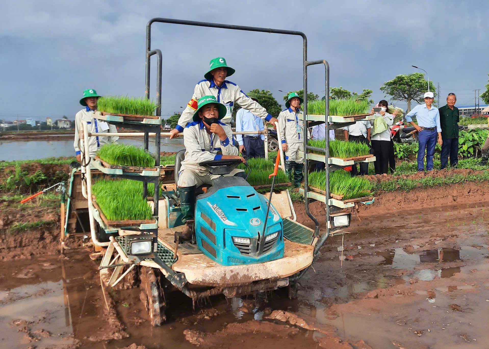 nguoi-nong-dan-co-nhieu-cong-hien-cho-phong-trao-co-gioi-hoa-dong-ruong-o-thuong-tin