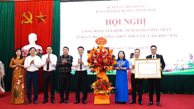 thanh-oai-trao-bang-cong-nhan-cho-4-xa-nong-thon-moi-nang-cao-kieu-mau