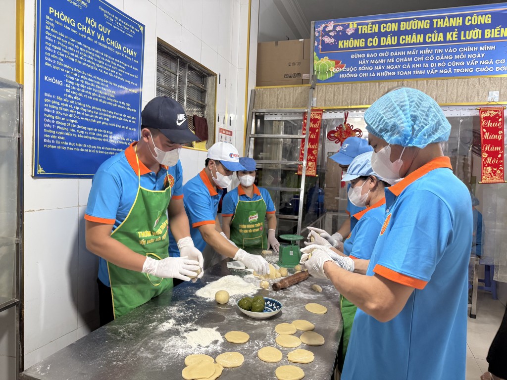 lang-nghe-xuan-dinh-giu-tron-huong-vi-truyen-thong-nang-tam-chat-luong-banh-trung-thu