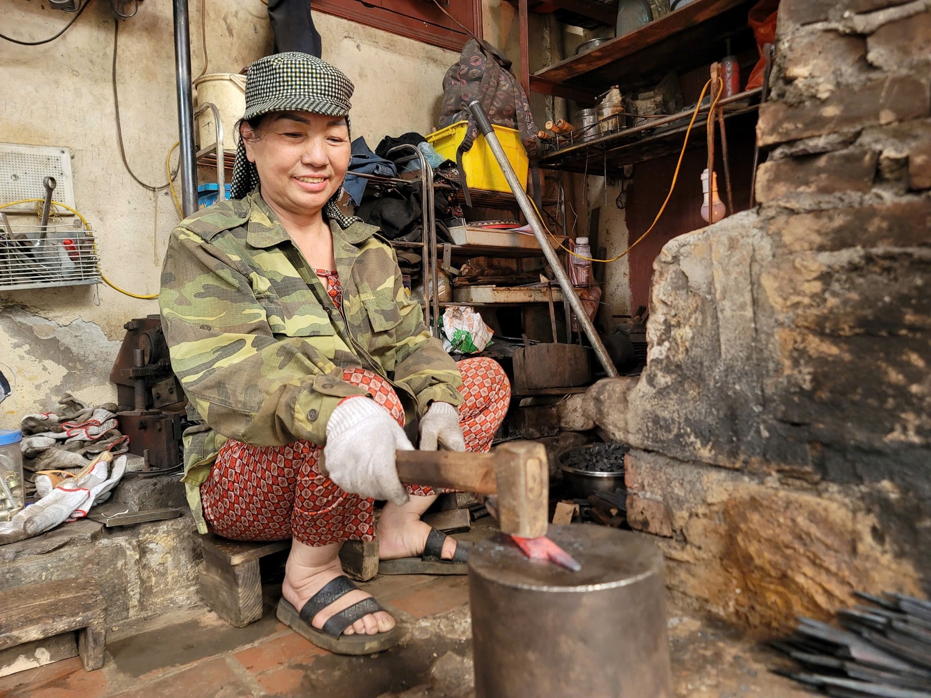 lua-nghe-cua-nu-nghe-nhan-duy-nhat-lang-ren-da-sy