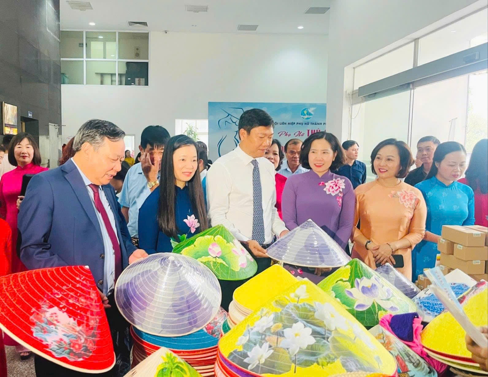 nang-cao-quyen-nang-cua-phu-nu-trong-giam-ngheo-nguoi-giu-lua-dam-me-tao-sinh-ke-ben-vung-voi-non-la-lang-chuong