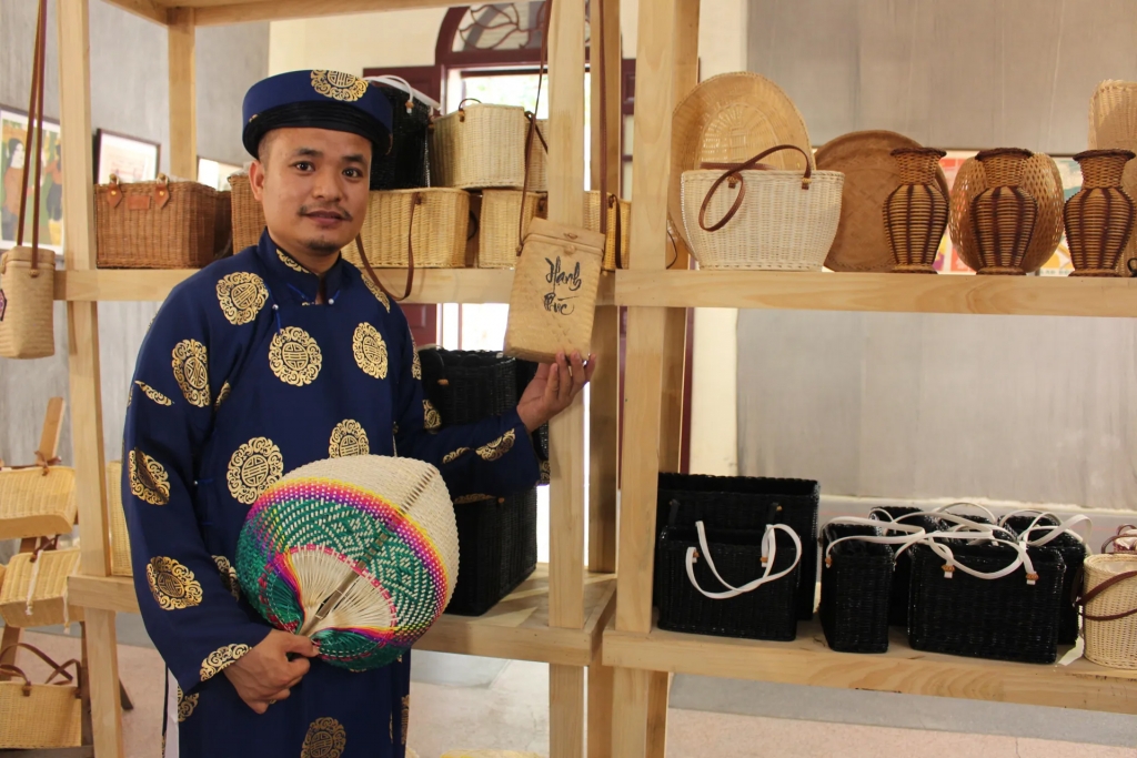 nghe-nhan-ha-noi-duy-nhat-dua-nghe-thuat-thu-phap-vao-may-tre-dan-truyen-thong