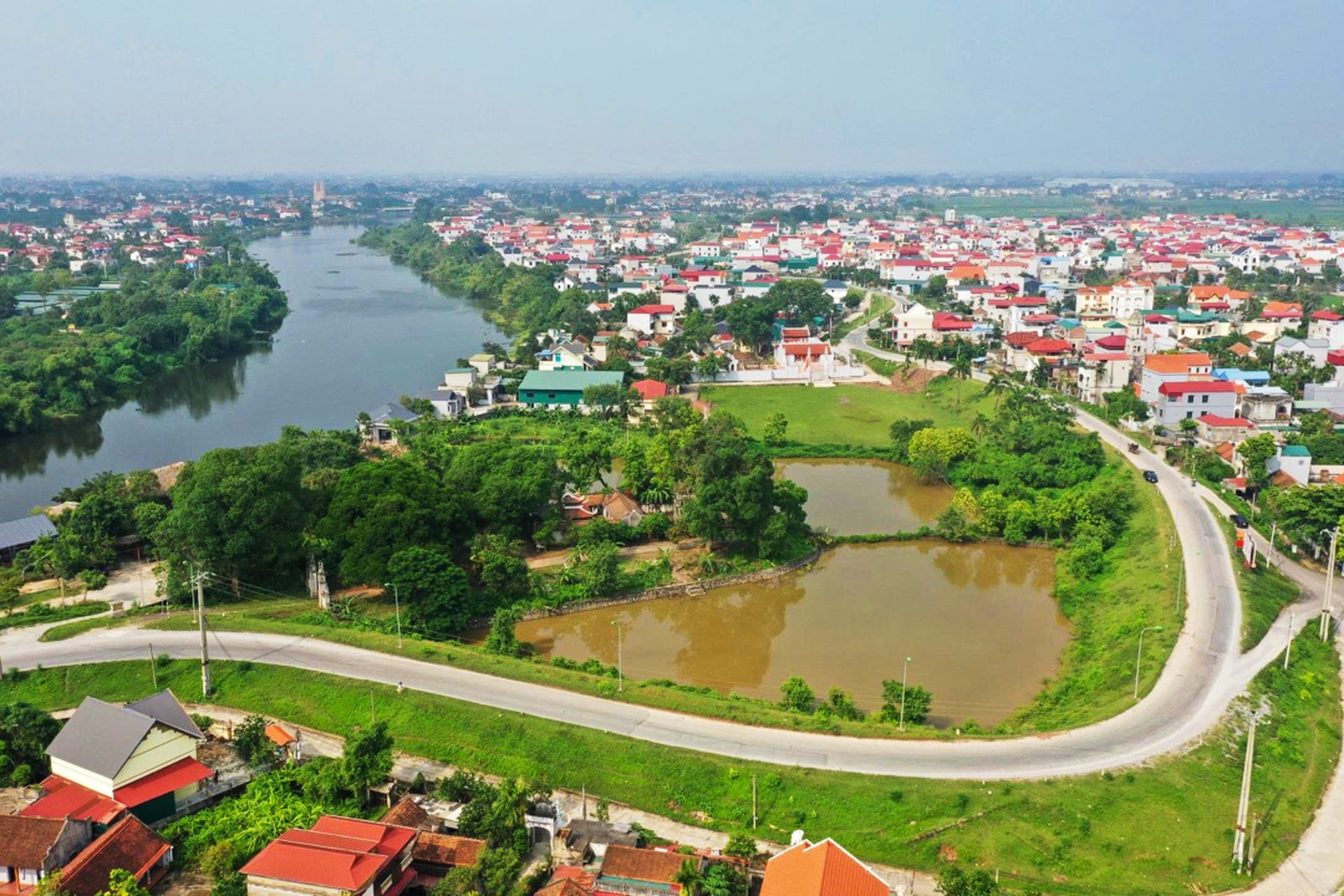 khong-chi-la-cau-noi-giua-dang-chinh-quyen-voi-giai-cap-nong-dan-hoi-nong-dan-cac-cap-con-la-luc-luong-nong-cot-truc-tiep-tham-gia-to-chuc-van-dong-dong-hanh-voi-nong-dan-thu-do-trong-cong-cuoc-xay-dung-nong-thon-moi-chuyen-doi-xanh-chuyen-doi-so-phat-trien-nong-nghiep-sinh-thai-ben-vung