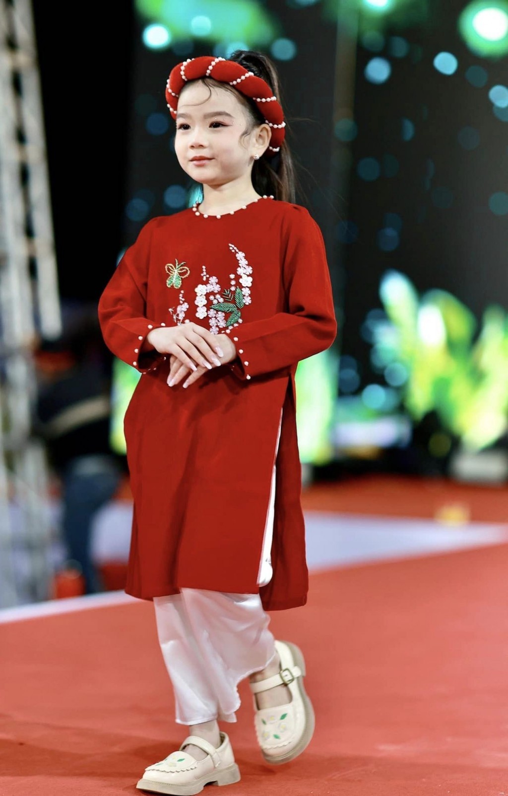 nguoi-trach-xa-dua-ao-dai-viet-vuon-xa