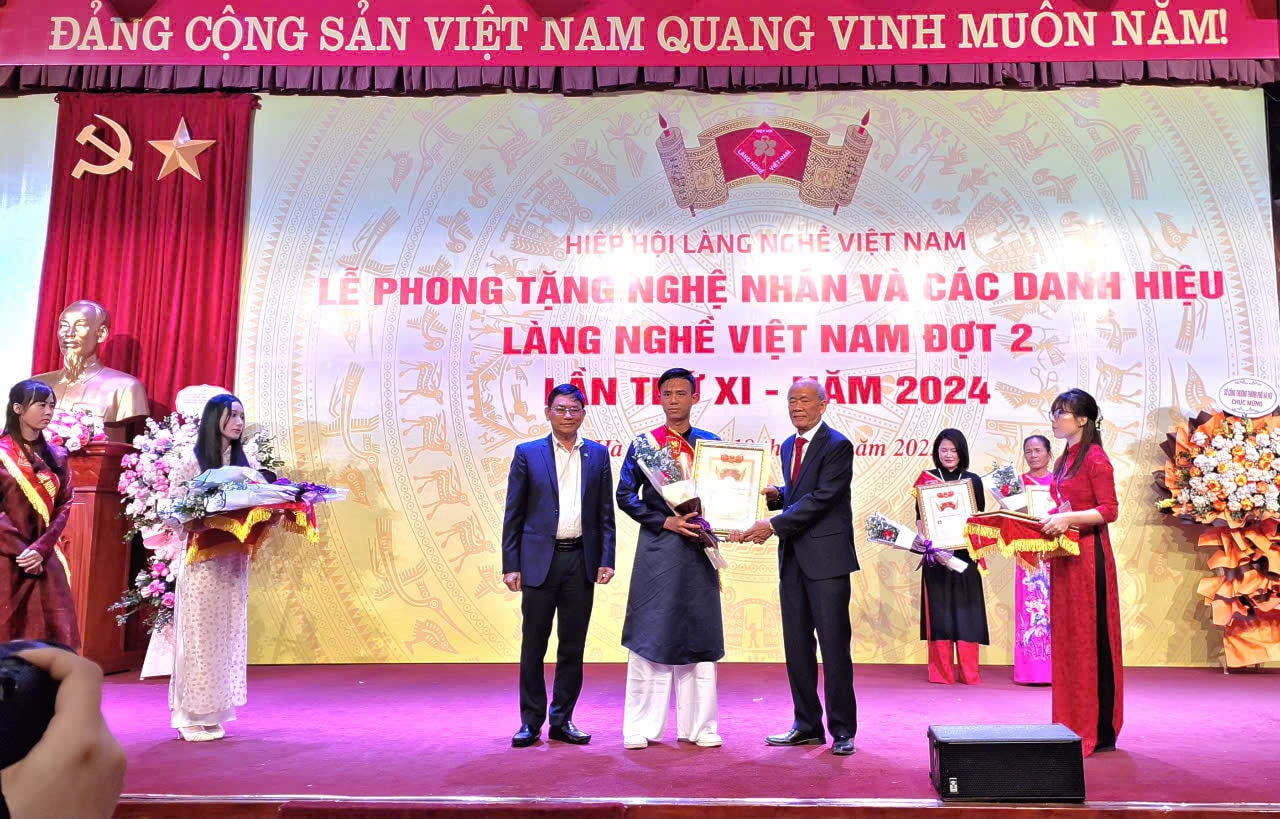 phong-tang-danh-hieu-cho-151-nghe-nhan-va-3-bang-vang-gia-toc-lang-nghe